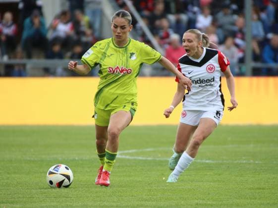 04.05.2025, xgrfx, Fussball Google Pixel Frauen-Bundesliga, Eintracht Frankfurt - TSG Hoffenheim v.l. Ereleta Memeti (TSG Hoffenheim), Elisa senß (Eintracht Frankfurt) (DFL DFB REGULATIONS PROHIBIT ANY USE OF PHOTOGRAPHS as IMAGE SEQUENCES and or QUASI-VIDEO) Frankfurt am Main