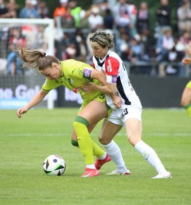 04.05.2025, xgrfx, Fussball Google Pixel Frauen-Bundesliga, Eintracht Frankfurt - TSG Hoffenheim v.l. Melissa Kössler (TSG Hoffenheim), Sara Doorsoun (Eintracht Frankfurt) (DFL DFB REGULATIONS PROHIBIT ANY USE OF PHOTOGRAPHS as IMAGE SEQUENCES and or QUASI-VIDEO) Frankfurt am Main