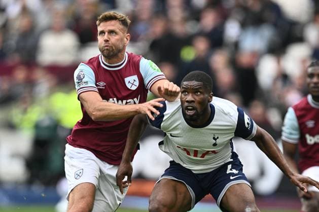 Sport Themen der Woche KW18 Sport Bilder des Tages LONDON, ENGLAND - MAY 4: Niclas Fullkrug of West Ham United and Kevin Danso of Tottenham Hotspur FC in action during the Premier League match between West Ham United FC and Tottenham Hotspur FC at London Stadium on May 4, 2025 in London, England. Photo by Sebastian Frej West Ham United FC v Tottenham Hotspur FC - Premier League Copyright: xSebastianxFrejx