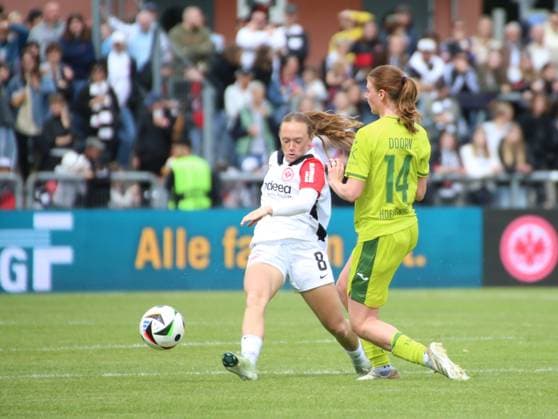 04.05.2025, xgrfx, Fussball Google Pixel Frauen-Bundesliga, Eintracht Frankfurt - TSG Hoffenheim v.l. Lisanne Gräwe (Eintracht Frankfurt), Lisa Dorn (TSG Hoffenheim) (DFL DFB REGULATIONS PROHIBIT ANY USE OF PHOTOGRAPHS as IMAGE SEQUENCES and or QUASI-VIDEO) Frankfurt am Main