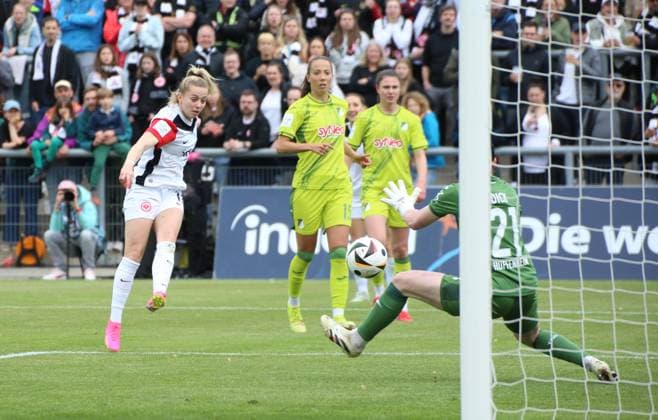 04.05.2025, xgrfx, Fussball Google Pixel Frauen-Bundesliga, Eintracht Frankfurt - TSG Hoffenheim v.l. Nina Lührßen (Eintracht Frankfurt), Laura Dick (TSG Hoffenheim) (DFL DFB REGULATIONS PROHIBIT ANY USE OF PHOTOGRAPHS as IMAGE SEQUENCES and or QUASI-VIDEO) Frankfurt am Main