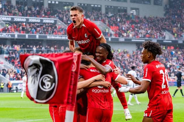 Sport Themen der Woche KW18 Sport Bilder des Tages 04.05.2025, SC Freiburg vs. Bayer 04 Leverkusen, 1. Bundesliga, 32. Spieltag Tor zum 1:0 durch Maximilian Eggestein (SC Freiburg, 8) hier Jubel mit Junior Adamu (SC Freiburg, 20) Matthias Ginter (SC Freiburg, 28) Johan Manzambi (SC Freiburg, 44) Attila Szalai (SC Freiburg, 6) Ritsu Doan (SC Freiburg, 42) Wichtiger Hinweis: Gemaess den Vorgaben der DFL Deutsche Fussball Liga bzw. des DFB Deutscher Fussball-Bund ist es untersagt, in dem Stadion und oder vom Spiel angefertigte Fotoaufnahmen in Form von Sequenzbildern und oder videoaehnlichen Fotostrecken zu verwerten *** 04 05 2025, SC Freiburg vs Bayer 04 Leverkusen, 1 Bundesliga, Matchday 32 Goal for 1 0 by Maximilian Eggestein SC Freiburg, 8 Here celebrating with Junior Adamu SC Freiburg, 20 Matthias Ginter SC Freiburg, 28 Johan Manzambi SC Freiburg, 44 Attila Szalai SC Freiburg, 6 Ritsu Doan SC Freiburg, 42 Important note In accordance with the regulations of the DFL German Football League and the DFB German Football Association, it is prohibited to use photographs taken in the stadium and or of the match in the form of sequential images and or video-like photo series Copyright: xBahhoxKarax
