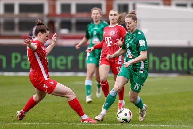 v.li.: Adriana Achcinska (1. FC Köln, 9) und Saskia Matheis (SV Werder Bremen, 19) im Zweikampf, Duell, Dynamik, Aktion, Action, Spielszene, DIE DFB-RICHTLINIEN UNTERSAGEN JEGLICHE NUTZUNG VON FOTOS ALS SEQUENZBILDER UND ODER VIDEOÄHNLICHE FOTOSTRECKEN. DFB REGULATIONS PROHIBIT ANY USE OF PHOTOGRAPHS AS IMAGE SEQUENCES AND OR QUASI-VIDEO., 04.05.2025, Bremen (Deutschland), Fussball, Google Pixel Frauen-Bundesliga, SV Werder Bremen - 1. FC Köln