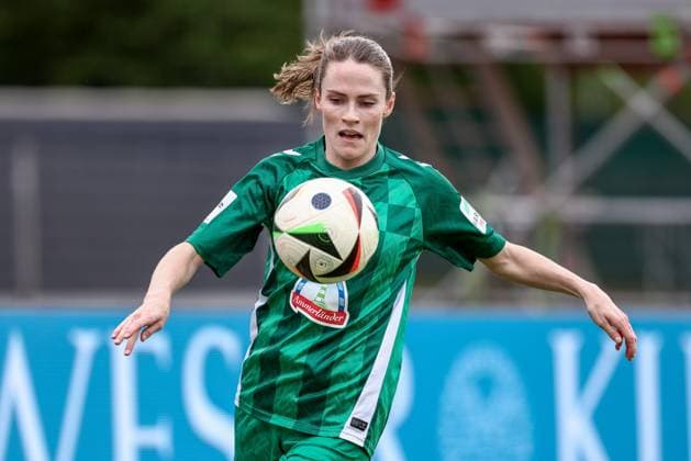 Reena Wichmann (SV Werder Bremen, 6) am Ball, Einzelbild, Ganzkörper, Aktion, Action, Spielszene, Portrait, Nahaufnahme, Einzelfoto, Einzelbild, DIE DFB-RICHTLINIEN UNTERSAGEN JEGLICHE NUTZUNG VON FOTOS ALS SEQUENZBILDER UND ODER VIDEOÄHNLICHE FOTOSTRECKEN. DFB REGULATIONS PROHIBIT ANY USE OF PHOTOGRAPHS AS IMAGE SEQUENCES AND OR QUASI-VIDEO., 04.05.2025, Bremen (Deutschland), Fussball, Google Pixel Frauen-Bundesliga, SV Werder Bremen - 1. FC Köln