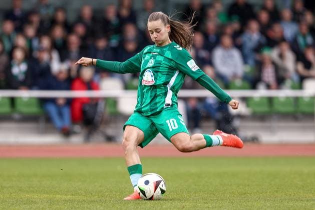 Tuana Mahmoud (SV Werder Bremen, 10) beim Torschuss, schießt auf das Tor, am Ball, Aktion, Action, Spielszene, DIE DFB-RICHTLINIEN UNTERSAGEN JEGLICHE NUTZUNG VON FOTOS ALS SEQUENZBILDER UND ODER VIDEOÄHNLICHE FOTOSTRECKEN. DFB REGULATIONS PROHIBIT ANY USE OF PHOTOGRAPHS AS IMAGE SEQUENCES AND OR QUASI-VIDEO., 04.05.2025, Bremen (Deutschland), Fussball, Google Pixel Frauen-Bundesliga, SV Werder Bremen - 1. FC Köln