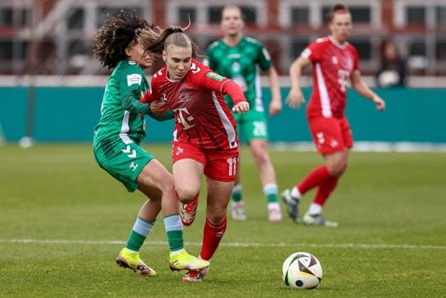v.li.: Amira Arfaoui (SV Werder Bremen, 8) und Alena Bienz (1. FC Köln, 11) im Zweikampf, Duell, Dynamik, Aktion, Action, Spielszene, DIE DFB-RICHTLINIEN UNTERSAGEN JEGLICHE NUTZUNG VON FOTOS ALS SEQUENZBILDER UND ODER VIDEOÄHNLICHE FOTOSTRECKEN. DFB REGULATIONS PROHIBIT ANY USE OF PHOTOGRAPHS AS IMAGE SEQUENCES AND OR QUASI-VIDEO., 04.05.2025, Bremen (Deutschland), Fussball, Google Pixel Frauen-Bundesliga, SV Werder Bremen - 1. FC Köln