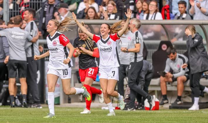iGER, Frankfurt, Eintracht Frankfurt vs TSG Hoffenheim, Google Pixel Bundesliga, Fussball, DFB, Spielzeit 2024 2025, Stadion am Bretanobad, 21. Spieltag, im Bild v.l.: Laura Freigang (Eintracht Frankfurt Frauen 10), Lara Prasnikar (Eintracht Frankfurt Frauen 7) feiern nach dem Sieg gegen Hoffenheim DFB DFL REGULATIONS PROHIBIT ANY USE OF PHOTOGRAPHS AS IMAGE SEQUENCES AND OR QUASI-VIDEO, 04.05.2025, Copyright: HMBxMedia HendrikxHamelau