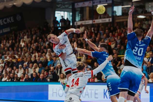 VfL Luebeck-Schwartau vs. TuS Ferndorf, Handball, 2. Bundesliga, 04.05.25 Marvin Mundus (Nr. 25, Tus Ferndorf) gegen Janik Schrader (Nr. 23, VfL Luebeck-Schwartau) VfL Luebeck-Schwartau vs. TuS Ferndorf, Handball, 2. Bundesliga, 04.05.25 Luebeck Hansehalle Schleswig-Holstein Germany