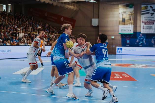 VfL Luebeck-Schwartau vs. TuS Ferndorf, Handball, 2. Bundesliga, 04.05.25 Mattis Michel (Nr. 17, Tus Ferndorf) gegen Thore Heinemann (Nr. 34, VfL Luebeck-Schwartau) und Nadav Cohen (Nr. 91, VfL Luebeck-Schwartau) VfL Luebeck-Schwartau vs. TuS Ferndorf, Handball, 2. Bundesliga, 04.05.25 Luebeck Hansehalle Schleswig-Holstein Germany