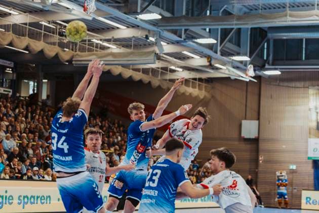 VfL Luebeck-Schwartau vs. TuS Ferndorf, Handball, 2. Bundesliga, 04.05.25 Daniel Hideg (Nr. 18, Tus Ferndorf) gegen Leon Ciudad (Nr. 20, VfL Luebeck-Schwartau) und Thore Heinemann (Nr. 34, VfL Luebeck-Schwartau) VfL Luebeck-Schwartau vs. TuS Ferndorf, Handball, 2. Bundesliga, 04.05.25 Luebeck Hansehalle Schleswig-Holstein Germany