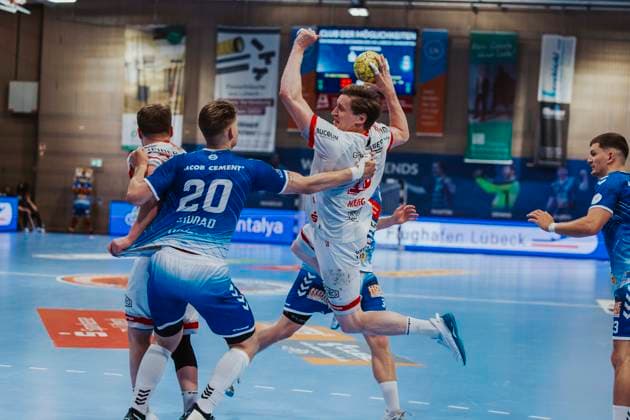 VfL Luebeck-Schwartau vs. TuS Ferndorf, Handball, 2. Bundesliga, 04.05.25 Daniel Hideg (Nr. 18, Tus Ferndorf) gegen Leon Ciudad (Nr. 20, VfL Luebeck-Schwartau) VfL Luebeck-Schwartau vs. TuS Ferndorf, Handball, 2. Bundesliga, 04.05.25 Luebeck Hansehalle Schleswig-Holstein Germany