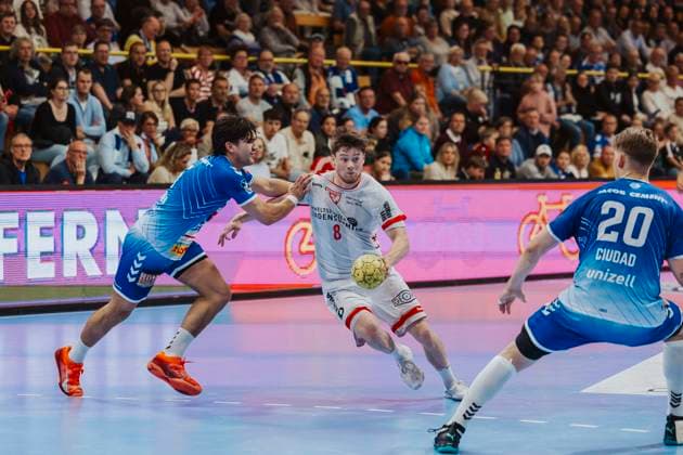 VfL Luebeck-Schwartau vs. TuS Ferndorf, Handball, 2. Bundesliga, 04.05.25 Julius Fanger (Nr. 8, Tus Ferndorf) gegen Kaj Geenen (Nr. 55, VfL Luebeck-Schwartau) VfL Luebeck-Schwartau vs. TuS Ferndorf, Handball, 2. Bundesliga, 04.05.25 Luebeck Hansehalle Schleswig-Holstein Germany