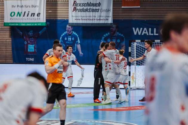 VfL Luebeck-Schwartau vs. TuS Ferndorf, Handball, 2. Bundesliga, 04.05.25 Die Ferndorfer jubeln nach dem Auswärtssieg. VfL Luebeck-Schwartau vs. TuS Ferndorf, Handball, 2. Bundesliga, 04.05.25 Luebeck Hansehalle Schleswig-Holstein Germany