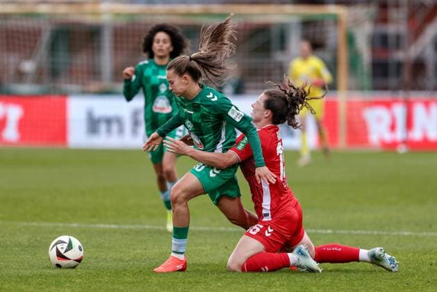v.li.: Tuana Mahmoud (SV Werder Bremen, 10) und Amelie Bohnen (1. FC Köln, 15) im Zweikampf, Duell, Dynamik, Aktion, Action, Spielszene, DIE DFB-RICHTLINIEN UNTERSAGEN JEGLICHE NUTZUNG VON FOTOS ALS SEQUENZBILDER UND ODER VIDEOÄHNLICHE FOTOSTRECKEN. DFB REGULATIONS PROHIBIT ANY USE OF PHOTOGRAPHS AS IMAGE SEQUENCES AND OR QUASI-VIDEO., 04.05.2025, Bremen (Deutschland), Fussball, Google Pixel Frauen-Bundesliga, SV Werder Bremen - 1. FC Köln