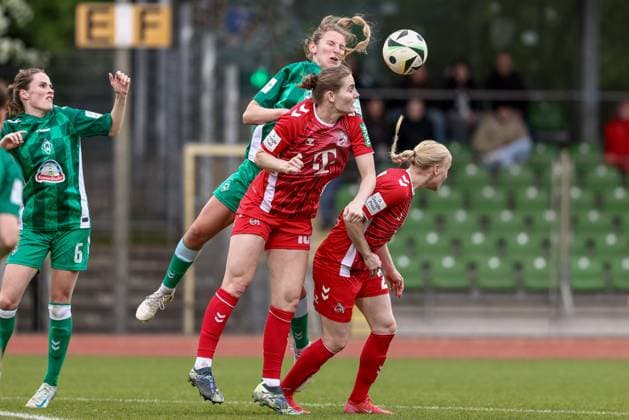 v.li.: Kaylie Ronan (SV Werder Bremen, 4) und Taylor Ziemer (1. FC Köln, 18) im Kopfballduell, Kopfball, Zweikampf, Action, Aktion, Spielszene, DIE DFB-RICHTLINIEN UNTERSAGEN JEGLICHE NUTZUNG VON FOTOS ALS SEQUENZBILDER UND ODER VIDEOÄHNLICHE FOTOSTRECKEN. DFB REGULATIONS PROHIBIT ANY USE OF PHOTOGRAPHS AS IMAGE SEQUENCES AND OR QUASI-VIDEO., 04.05.2025, Bremen (Deutschland), Fussball, Google Pixel Frauen-Bundesliga, SV Werder Bremen - 1. FC Köln