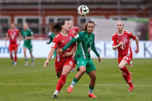 v.li.: Amelie Bohnen (1. FC Köln, 15) und Tuana Mahmoud (SV Werder Bremen, 10) im Zweikampf, Duell, Dynamik, Aktion, Action, Spielszene, DIE DFB-RICHTLINIEN UNTERSAGEN JEGLICHE NUTZUNG VON FOTOS ALS SEQUENZBILDER UND ODER VIDEOÄHNLICHE FOTOSTRECKEN. DFB REGULATIONS PROHIBIT ANY USE OF PHOTOGRAPHS AS IMAGE SEQUENCES AND OR QUASI-VIDEO., 04.05.2025, Bremen (Deutschland), Fussball, Google Pixel Frauen-Bundesliga, SV Werder Bremen - 1. FC Köln