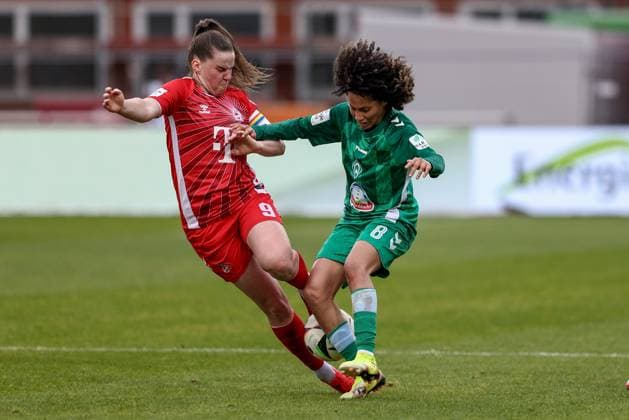v.li.: Adriana Achcinska (1. FC Köln, 9) und Amira Arfaoui (SV Werder Bremen, 8) im Zweikampf, Duell, Dynamik, Aktion, Action, Spielszene, DIE DFB-RICHTLINIEN UNTERSAGEN JEGLICHE NUTZUNG VON FOTOS ALS SEQUENZBILDER UND ODER VIDEOÄHNLICHE FOTOSTRECKEN. DFB REGULATIONS PROHIBIT ANY USE OF PHOTOGRAPHS AS IMAGE SEQUENCES AND OR QUASI-VIDEO., 04.05.2025, Bremen (Deutschland), Fussball, Google Pixel Frauen-Bundesliga, SV Werder Bremen - 1. FC Köln
