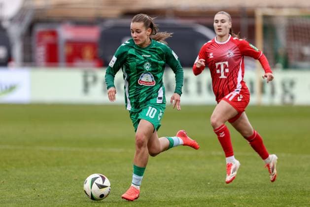 Tuana Mahmoud (SV Werder Bremen, 10) am Ball, Einzelbild, Ganzkörper, Aktion, Action, Spielszene, DIE DFB-RICHTLINIEN UNTERSAGEN JEGLICHE NUTZUNG VON FOTOS ALS SEQUENZBILDER UND ODER VIDEOÄHNLICHE FOTOSTRECKEN. DFB REGULATIONS PROHIBIT ANY USE OF PHOTOGRAPHS AS IMAGE SEQUENCES AND OR QUASI-VIDEO., 04.05.2025, Bremen (Deutschland), Fussball, Google Pixel Frauen-Bundesliga, SV Werder Bremen - 1. FC Köln