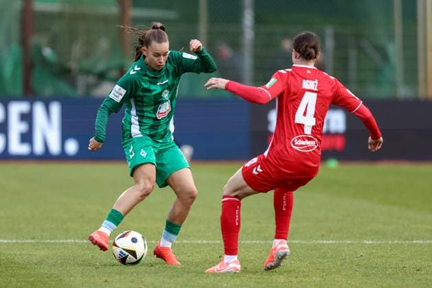 v.li.: Tuana Mahmoud (SV Werder Bremen, 10) und Sara Agrez (1. FC Köln, 4) im Zweikampf, Duell, Dynamik, Aktion, Action, Spielszene, DIE DFB-RICHTLINIEN UNTERSAGEN JEGLICHE NUTZUNG VON FOTOS ALS SEQUENZBILDER UND ODER VIDEOÄHNLICHE FOTOSTRECKEN. DFB REGULATIONS PROHIBIT ANY USE OF PHOTOGRAPHS AS IMAGE SEQUENCES AND OR QUASI-VIDEO., 04.05.2025, Bremen (Deutschland), Fussball, Google Pixel Frauen-Bundesliga, SV Werder Bremen - 1. FC Köln