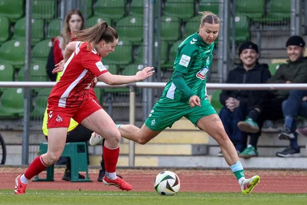 v.li.: Adriana Achcinska (1. FC Köln, 9) und Larissa Mühlhaus (SV Werder Bremen, 7) im Zweikampf, Duell, Dynamik, Aktion, Action, Spielszene, DIE DFB-RICHTLINIEN UNTERSAGEN JEGLICHE NUTZUNG VON FOTOS ALS SEQUENZBILDER UND ODER VIDEOÄHNLICHE FOTOSTRECKEN. DFB REGULATIONS PROHIBIT ANY USE OF PHOTOGRAPHS AS IMAGE SEQUENCES AND OR QUASI-VIDEO., 04.05.2025, Bremen (Deutschland), Fussball, Google Pixel Frauen-Bundesliga, SV Werder Bremen - 1. FC Köln