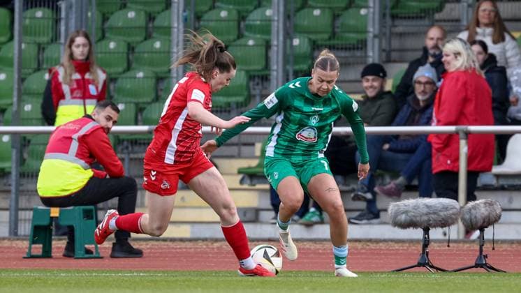v.li.: Adriana Achcinska (1. FC Köln, 9) und Larissa Mühlhaus (SV Werder Bremen, 7) im Zweikampf, Duell, Dynamik, Aktion, Action, Spielszene, DIE DFB-RICHTLINIEN UNTERSAGEN JEGLICHE NUTZUNG VON FOTOS ALS SEQUENZBILDER UND ODER VIDEOÄHNLICHE FOTOSTRECKEN. DFB REGULATIONS PROHIBIT ANY USE OF PHOTOGRAPHS AS IMAGE SEQUENCES AND OR QUASI-VIDEO., 04.05.2025, Bremen (Deutschland), Fussball, Google Pixel Frauen-Bundesliga, SV Werder Bremen - 1. FC Köln