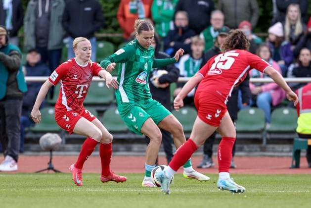 v.li.: Anna Gerhardt (1. FC Köln, 21), Larissa Mühlhaus (SV Werder Bremen, 7) und Amelie Bohnen (1. FC Köln, 15) im Zweikampf, Duell, Dynamik, Aktion, Action, Spielszene, DIE DFB-RICHTLINIEN UNTERSAGEN JEGLICHE NUTZUNG VON FOTOS ALS SEQUENZBILDER UND ODER VIDEOÄHNLICHE FOTOSTRECKEN. DFB REGULATIONS PROHIBIT ANY USE OF PHOTOGRAPHS AS IMAGE SEQUENCES AND OR QUASI-VIDEO., 04.05.2025, Bremen (Deutschland), Fussball, Google Pixel Frauen-Bundesliga, SV Werder Bremen - 1. FC Köln