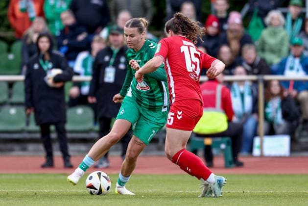 v.li.: Larissa Mühlhaus (SV Werder Bremen, 7) und Amelie Bohnen (1. FC Köln, 15) im Zweikampf, Duell, Dynamik, Aktion, Action, Spielszene, DIE DFB-RICHTLINIEN UNTERSAGEN JEGLICHE NUTZUNG VON FOTOS ALS SEQUENZBILDER UND ODER VIDEOÄHNLICHE FOTOSTRECKEN. DFB REGULATIONS PROHIBIT ANY USE OF PHOTOGRAPHS AS IMAGE SEQUENCES AND OR QUASI-VIDEO., 04.05.2025, Bremen (Deutschland), Fussball, Google Pixel Frauen-Bundesliga, SV Werder Bremen - 1. FC Köln
