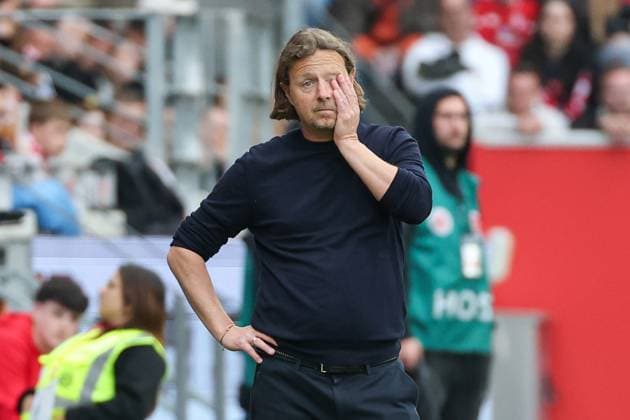 Sport Themen der Woche KW18 Sport Bilder des Tages 1. Bundesliga - 1. FSV Mainz 05 - Eintracht Frankfurt am 04.05.2025 in der MEWA Arena in Mainz Trainer Bo Henriksen (Mainz) unzufrieden, enttäuscht, enttaeuscht, niedergeschlagen *** 1 Bundesliga 1 FSV Mainz 05 Eintracht Frankfurt on 04 05 2025 at the MEWA Arena in Mainz Coach Bo Henriksen Mainz dissatisfied, disappointed, disappointed, dejected MH