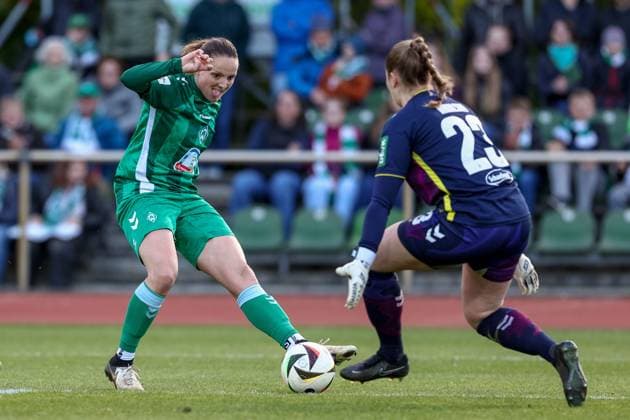 v.li.: Torschützin Verena Wieder (SV Werder Bremen, 31) erzielt das Tor zum 1:1, Treffer, Highlight, Torerfolg gegen Aurora Mikaelsen (Torhüterin, Torwart, 1. FC Köln, 23), DIE DFB-RICHTLINIEN UNTERSAGEN JEGLICHE NUTZUNG VON FOTOS ALS SEQUENZBILDER UND ODER VIDEOÄHNLICHE FOTOSTRECKEN. DFB REGULATIONS PROHIBIT ANY USE OF PHOTOGRAPHS AS IMAGE SEQUENCES AND OR QUASI-VIDEO., 04.05.2025, Bremen (Deutschland), Fussball, Google Pixel Frauen-Bundesliga, SV Werder Bremen - 1. FC Köln