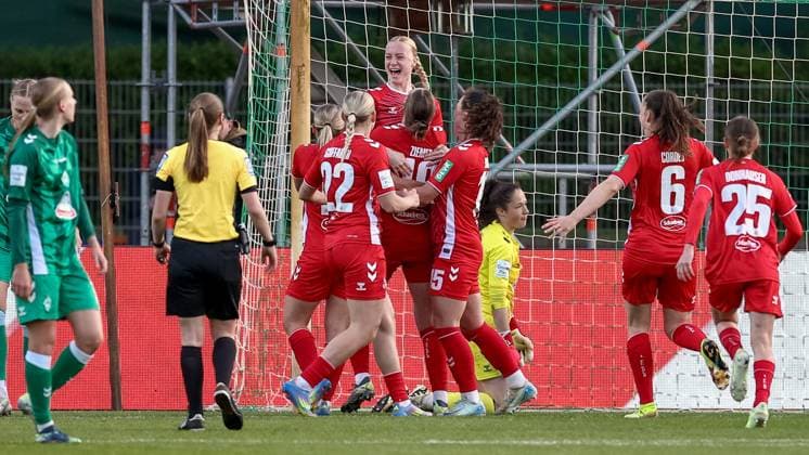 Spielerinnen vom 1. FC Köln mit Torjubel, Jubel, jubeln, jubelt, optimistisch, Spielszene, Highlight, Freude über das Tor zum 1:2, DIE DFB-RICHTLINIEN UNTERSAGEN JEGLICHE NUTZUNG VON FOTOS ALS SEQUENZBILDER UND ODER VIDEOÄHNLICHE FOTOSTRECKEN. DFB REGULATIONS PROHIBIT ANY USE OF PHOTOGRAPHS AS IMAGE SEQUENCES AND OR QUASI-VIDEO., 04.05.2025, Bremen (Deutschland), Fussball, Google Pixel Frauen-Bundesliga, SV Werder Bremen - 1. FC Köln