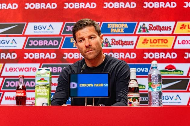 Sport Themen der Woche KW18 Sport Bilder des Tages 04.05.2025, SC Freiburg vs. Bayer 04 Leverkusen, 1. Bundesliga, 32. Spieltag Xabi Alonso (Bayer 04 Leverkusen, Chef-Trainer) bei der Pressekonferenz nach dem Spiel Wichtiger Hinweis: Gemaess den Vorgaben der DFL Deutsche Fussball Liga bzw. des DFB Deutscher Fussball-Bund ist es untersagt, in dem Stadion und oder vom Spiel angefertigte Fotoaufnahmen in Form von Sequenzbildern und oder videoaehnlichen Fotostrecken zu verwerten *** 04 05 2025, SC Freiburg vs Bayer 04 Leverkusen, 1 Bundesliga, Matchday 32 Xabi Alonso Bayer 04 Leverkusen, Head Coach at the post-match press conference Important note According to the regulations of the DFL German Football League and the DFB German Football Association, it is prohibited to use photographs taken in the stadium and or of the match in the form of sequential images and or video-like photo series Copyright: xBahhoxKarax