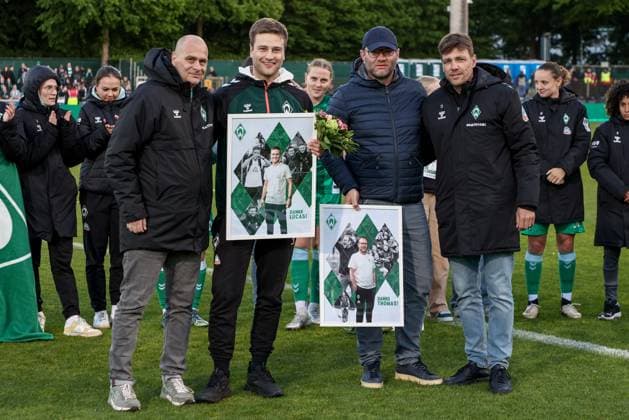 v.li.: Klaus Filbry (Vorsitzender der Geschäftsführung, SV Werder Bremen), Lucas Horsch (Co-Trainer, SV Werder Bremen), Thomas Horsch (Trainer, Cheftrainer, SV Werder Bremen) und Dr. Hubertus Hess-Grunewald (Vorsitzender des Aufsichtsrats und Präsident, SV Werder Bremen) bei der Verabschiedung aus dem Verein, DIE DFB-RICHTLINIEN UNTERSAGEN JEGLICHE NUTZUNG VON FOTOS ALS SEQUENZBILDER UND ODER VIDEOÄHNLICHE FOTOSTRECKEN. DFB REGULATIONS PROHIBIT ANY USE OF PHOTOGRAPHS AS IMAGE SEQUENCES AND OR QUASI-VIDEO., 04.05.2025, Bremen (Deutschland), Fussball, Google Pixel Frauen-Bundesliga, SV Werder Bremen - 1. FC Köln
