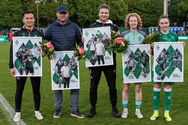 v.li.: Bao Nguyen (Athletiktrainer, SV Werder Bremen), Thomas Horsch (Trainer, Cheftrainer, SV Werder Bremen), Lucas Horsch (Co-Trainer, SV Werder Bremen), Lena Dahms (SV Werder Bremen, 37) und Sophie Weidauer (SV Werder Bremen, 9) bei der Verabschiedung aus dem Verein, DIE DFB-RICHTLINIEN UNTERSAGEN JEGLICHE NUTZUNG VON FOTOS ALS SEQUENZBILDER UND ODER VIDEOÄHNLICHE FOTOSTRECKEN. DFB REGULATIONS PROHIBIT ANY USE OF PHOTOGRAPHS AS IMAGE SEQUENCES AND OR QUASI-VIDEO., 04.05.2025, Bremen (Deutschland), Fussball, Google Pixel Frauen-Bundesliga, SV Werder Bremen - 1. FC Köln