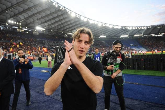 Foto IPP Cavaliere Emiliano. Roma 04 05 2025 Calcio Campionato Serie A 2024-2025. Roma - Fiorentina. Nella foto: il giocatore della Fiorentina Edoardo Bove ( ex calciatore della Roma ) in lacrime va a salutare i suoi ex tifosi. Italy Photo Press - World Copyright italy ITALY  Copyright: xR4924_italyphotopressx