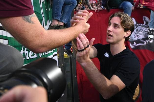 CALCIO - Serie A - AS Roma vs ACF Fiorentina Edoardo Bove of A.C.F. Fiorentina greets his fans under the Curva Sud the match during the 35th day of the Serie A Championship between A.S. Roma and A.C.F. Fiorentina at the Olympic Stadium on May 5, 2025 in Rome, Italy. Rome Italy  Copyright: xIPAxSport ABACAx