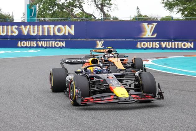 Duell, Max Verstappen (Oracle Red Bull Racing), Lando Norris (McLaren Formula 1 Team), Grosser Preis von Miami, Motorsport, Herren, Formel 1, Rennen, 04.05.2025 Miami Florida USA
