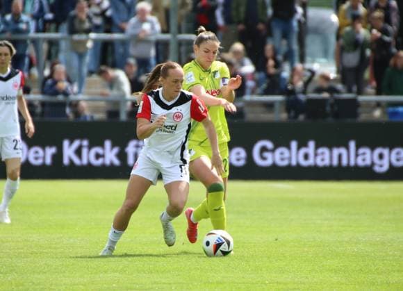 04.05.2025, xgrfx, Fussball Google Pixel Frauen-Bundesliga, Eintracht Frankfurt - TSG Hoffenheim v.l. Lisanne Gräwe (Eintracht Frankfurt), Melissa Kössler (TSG Hoffenheim) (DFL DFB REGULATIONS PROHIBIT ANY USE OF PHOTOGRAPHS as IMAGE SEQUENCES and or QUASI-VIDEO) Frankfurt am Main