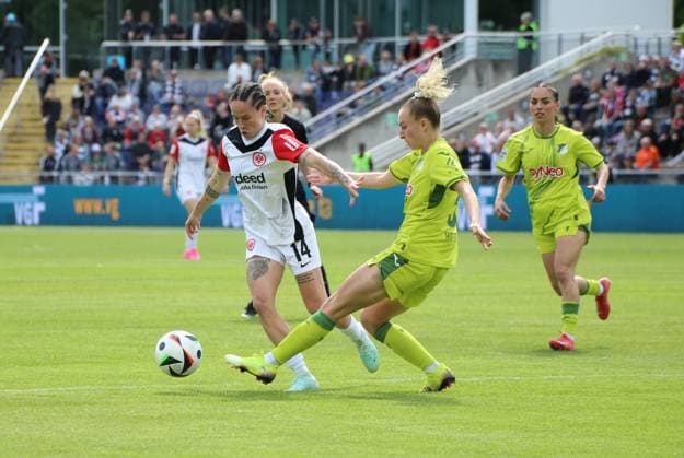 04.05.2025, xgrfx, Fussball Google Pixel Frauen-Bundesliga, Eintracht Frankfurt - TSG Hoffenheim v.l. Geraldine Reuteler (Eintracht Frankfurt), Vanessa Diehm (TSG Hoffenheim) (DFL DFB REGULATIONS PROHIBIT ANY USE OF PHOTOGRAPHS as IMAGE SEQUENCES and or QUASI-VIDEO) Frankfurt am Main