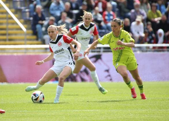 04.05.2025, xgrfx, Fussball Google Pixel Frauen-Bundesliga, Eintracht Frankfurt - TSG Hoffenheim v.l. Elisa Senß (Eintracht Frankfurt), Ereleta Memeti (TSG Hoffenheim) (DFL DFB REGULATIONS PROHIBIT ANY USE OF PHOTOGRAPHS as IMAGE SEQUENCES and or QUASI-VIDEO) Frankfurt am Main