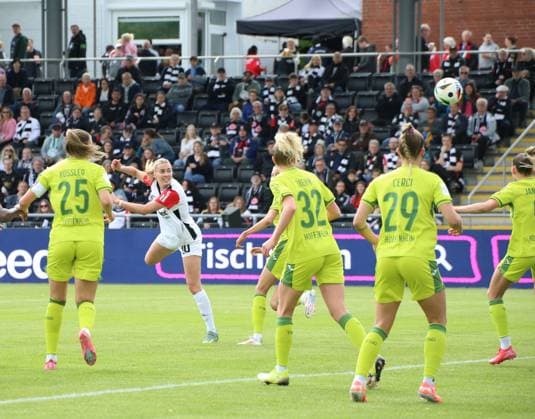 04.05.2025, xgrfx, Fussball Google Pixel Frauen-Bundesliga, Eintracht Frankfurt - TSG Hoffenheim v.l. Melissa Kössler (TSG Hoffenheim), Laura Freigang (Eintracht Frankfurt), Vanessa Diehm, Selina Cerci (TSG Hoffenheim) (DFL DFB REGULATIONS PROHIBIT ANY USE OF PHOTOGRAPHS as IMAGE SEQUENCES and or QUASI-VIDEO) Frankfurt am Main