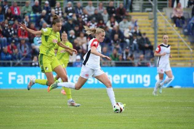 04.05.2025, xgrfx, Fussball Google Pixel Frauen-Bundesliga, Eintracht Frankfurt - TSG Hoffenheim v.l. Dominika Grabowska (TSG Hoffenheim), Laura Freigang (Eintracht Frankfurt) (DFL DFB REGULATIONS PROHIBIT ANY USE OF PHOTOGRAPHS as IMAGE SEQUENCES and or QUASI-VIDEO) Frankfurt am Main