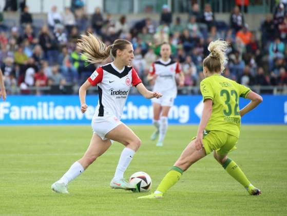 04.05.2025, xgrfx, Fussball Google Pixel Frauen-Bundesliga, Eintracht Frankfurt - TSG Hoffenheim v.l. Lara Prasnikar (Eintracht Frankfurt), Vanessa Diehm (TSG Hoffenheim) (DFL DFB REGULATIONS PROHIBIT ANY USE OF PHOTOGRAPHS as IMAGE SEQUENCES and or QUASI-VIDEO) Frankfurt am Main