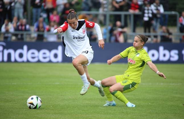 04.05.2025, xgrfx, Fussball Google Pixel Frauen-Bundesliga, Eintracht Frankfurt - TSG Hoffenheim v.l. Carlotta Wamser (Eintracht Frankfurt), Dominika Grabowska (Eintracht Frankfurt) (DFL DFB REGULATIONS PROHIBIT ANY USE OF PHOTOGRAPHS as IMAGE SEQUENCES and or QUASI-VIDEO) Frankfurt am Main