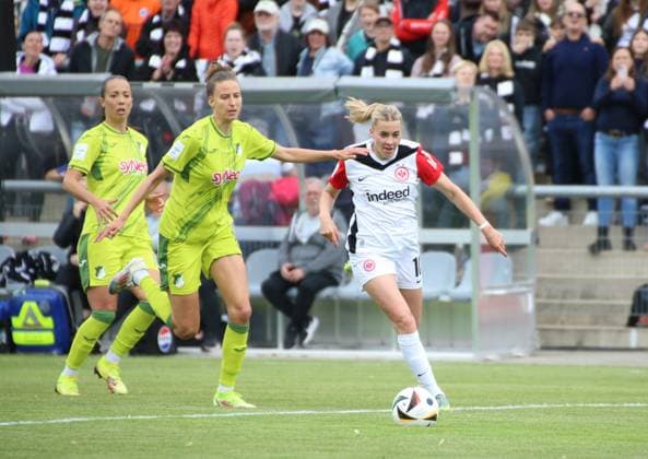 04.05.2025, xgrfx, Fussball Google Pixel Frauen-Bundesliga, Eintracht Frankfurt - TSG Hoffenheim v.l. Franziska Harsch (TSG Hoffenheim), Laura Freigang (Eintracht Frankfurt) (DFL DFB REGULATIONS PROHIBIT ANY USE OF PHOTOGRAPHS as IMAGE SEQUENCES and or QUASI-VIDEO) Frankfurt am Main