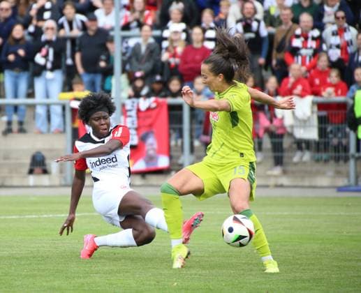 04.05.2025, xgrfx, Fussball Google Pixel Frauen-Bundesliga, Eintracht Frankfurt - TSG Hoffenheim v.l. Nicole Anyomi (Eintracht Frankfurt), Marta Cazalla (TSG Hoffenheim) (DFL DFB REGULATIONS PROHIBIT ANY USE OF PHOTOGRAPHS as IMAGE SEQUENCES and or QUASI-VIDEO) Frankfurt am Main