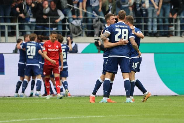 04.05.2025, Fussball, Herren, 2. Bundesliga, Saison 2024 2025, Karlsruher SC - 1. FC Kaiserslautern, Torjubel zum 2:1, Torschütze: Sebastian Jung (Karlsruher SC) Karlsruhe BBBank Wildpark Baden-Württemberg Deutschland (DE)