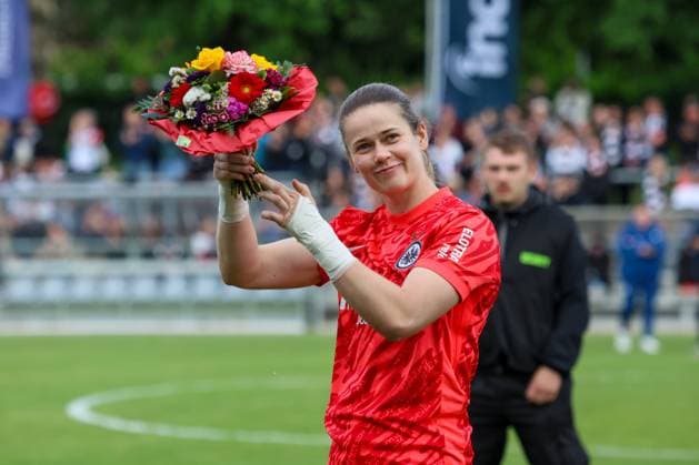 Sport Themen der Woche KW18 Sport Bilder des Tages Frankfurt, Deutschland 04. Mai 2025: 1. BL - Frauen - 2024 2025 - Eintracht Frankfurt vs. TSG Hoffenheim Im Bild: Torhüterin Stina Johannes (Eintracht Frankfurt) bei der Vereinsverabschiedung von der Eintracht Frankfurt DFB regulations prohibit any use of photographs as image sequences and or quasi-video Stadion am Brentanobad Hessen *** Frankfurt, Germany 04 May 2025 1 BL Women 2024 2025 Eintracht Frankfurt vs TSG Hoffenheim In the picture goalkeeper Stina Johannes Eintracht Frankfurt at the club farewell from the Eintracht Frankfurt DFB regulations prohibit any use of photographs as image sequences and or quasi video Stadion am Brentanobad Hessen Copyright: xFotostandx xFantinix