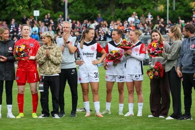 Frankfurt, Deutschland 04. Mai 2025: 1. BL - Frauen - 2024 2025 - Eintracht Frankfurt vs. TSG Hoffenheim Im Bild: v.li. die Zweite Torhüterin Stina Johannes (Eintracht Frankfurt), Tanja Pawollek (Eintracht Frankfurt), mittig im Bild, Carlotta Wamser (Eintracht Frankfurt), Sophie Nachtigall (Eintracht Frankfurt), Barbara Dunst (Eintracht Frankfurt) und Anna Aehling (Eintracht Frankfurt) bei der Verabschiedung von der Eintracht Frankfurt DFB regulations prohibit any use of photographs as image sequences and or quasi-video Stadion am Brentanobad Hessen Copyright: xFotostandx xFantinix
