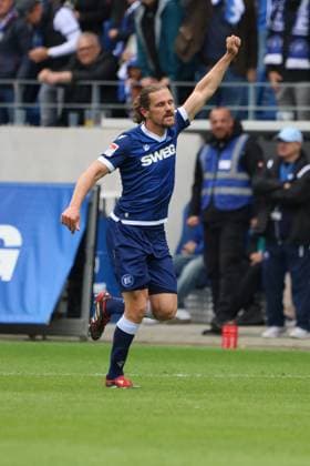04.05.2025, Fussball, Herren, 2. Bundesliga, Saison 2024 2025, Karlsruher SC - 1. FC Kaiserslautern, Torjubel zum 2:1, Torschütze: Sebastian Jung (Karlsruher SC) Karlsruhe BBBank Wildpark Baden-Württemberg Deutschland (DE)