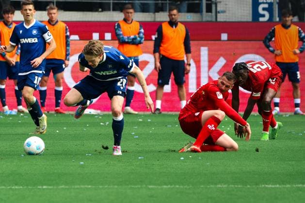 04.05.2025, Fussball, Herren, 2. Bundesliga, Saison 2024 2025, Karlsruher SC - 1. FC Kaiserslautern, Luca Sirch (1. FC Kaiserslautern), David Herold (Karlsruher SC) Karlsruhe BBBank Wildpark Baden-Württemberg Deutschland (DE)